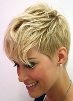 blond fryzura krótka z grzywką